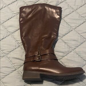 Elegant Brown Heeled Boots